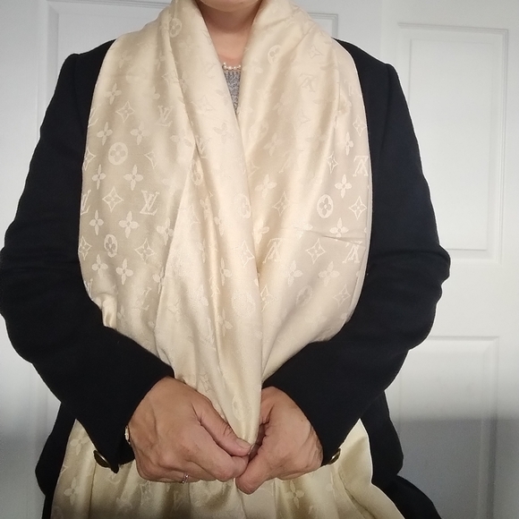 Louis Vuitton Shine Monogram Shall - Picture 3 of 12